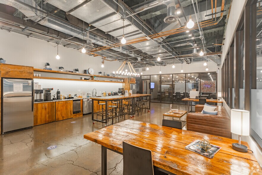 More Photos Of 1165 N Clark St, Chicago Coworking Space