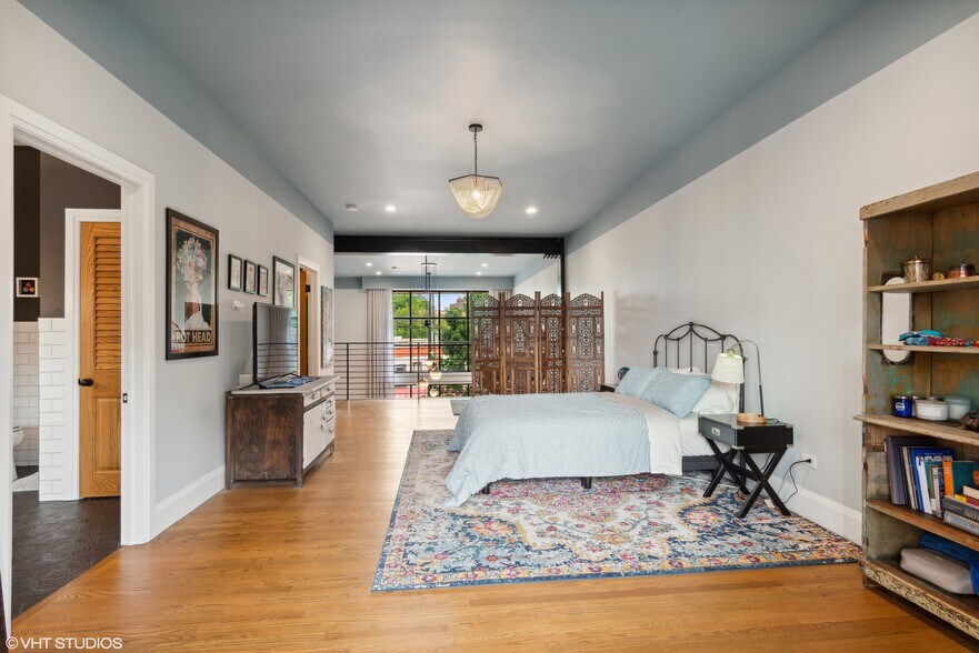 More Photos Of 3522 N Halsted St, Chicago Bar For Sale