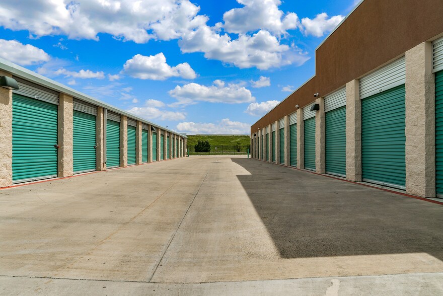 More Photos Of 5141 Cromwell Dr, Kyle Self Storage For Lease