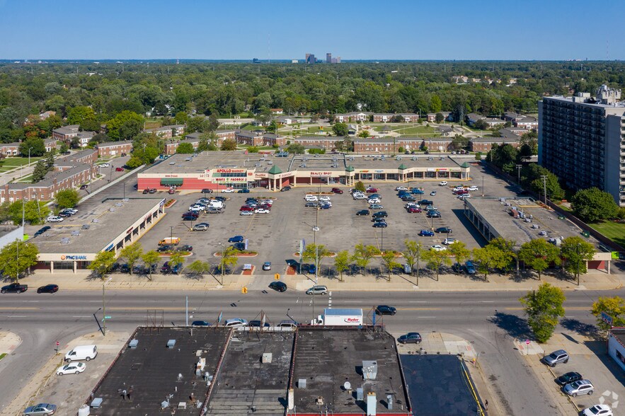 More Photos Of 20200-20266 W 7 Mile Rd, Detroit Freestanding For Lease