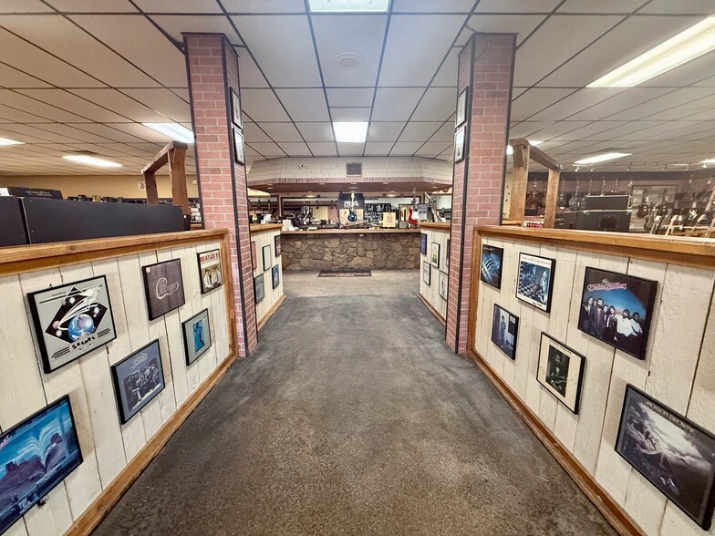 More Photos Of 1109 W Kickapoo Spur St, Shawnee General Retail For Sale