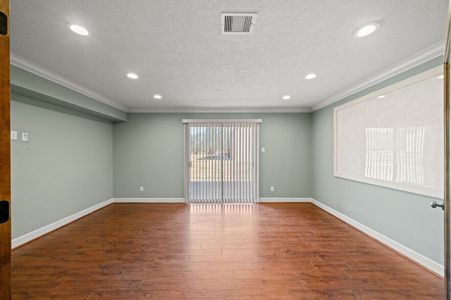 More Photos Of 1707 Bernie Ave, Rosenberg Office For Sale