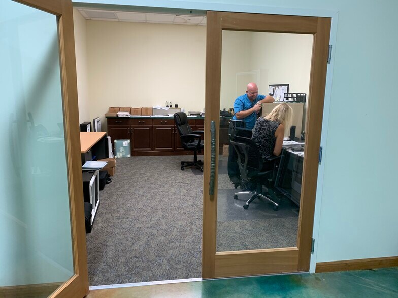 More Photos Of 7509 Pennsylvania Ave, Sarasota Showroom For Lease