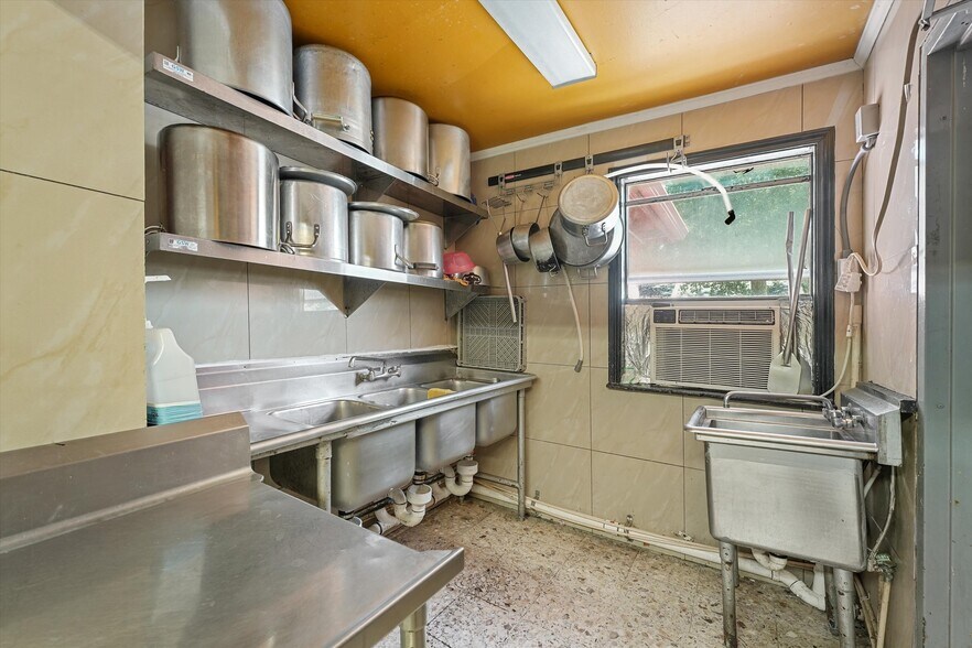 More Photos Of 9302 Highway 6, Hitchcock Restaurant For Sale