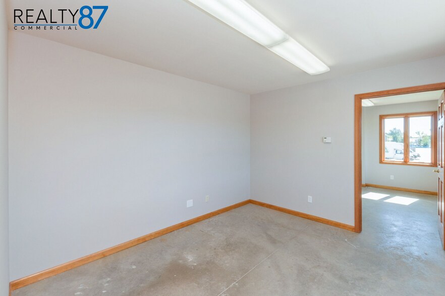 More Photos Of 6325 7th Street Ct SW, Cedar Rapids Warehouse For Lease