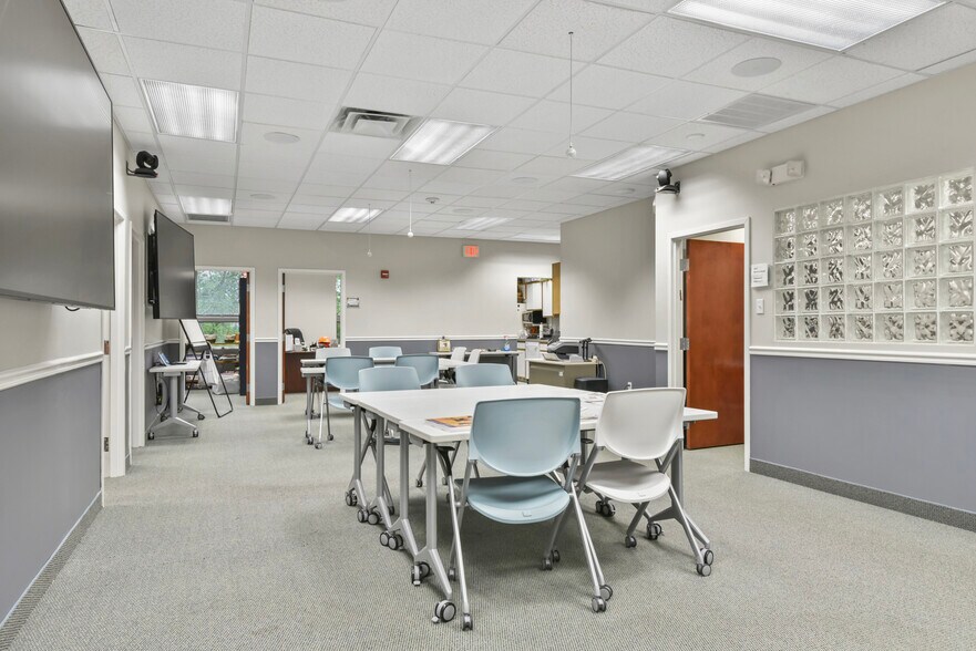 More Photos Of 875 Centerville Rd, Warwick Office For Sale