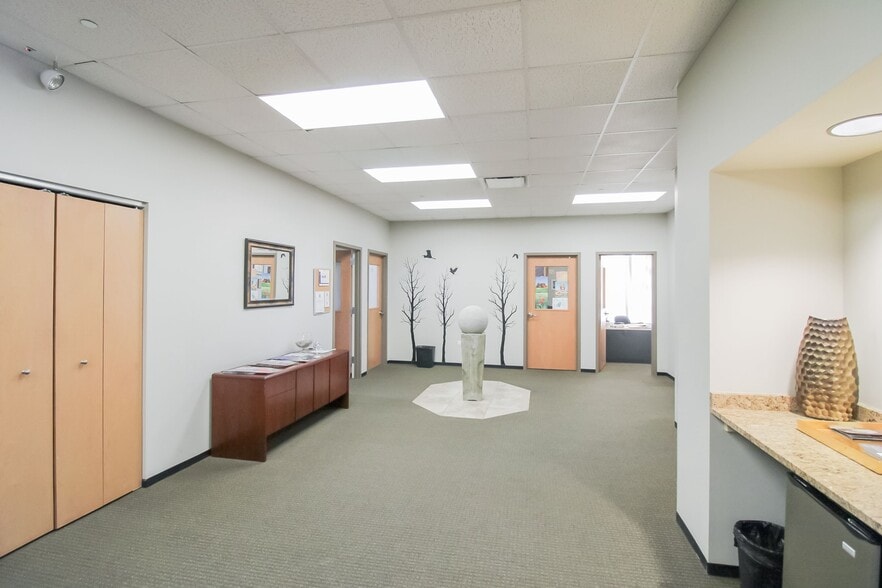 More Photos Of 6400 N Northwest Hwy, Chicago Apartments For Lease