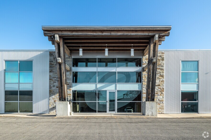 More Photos Of 1084 Kenaston St, Ottawa Industrial For Sale