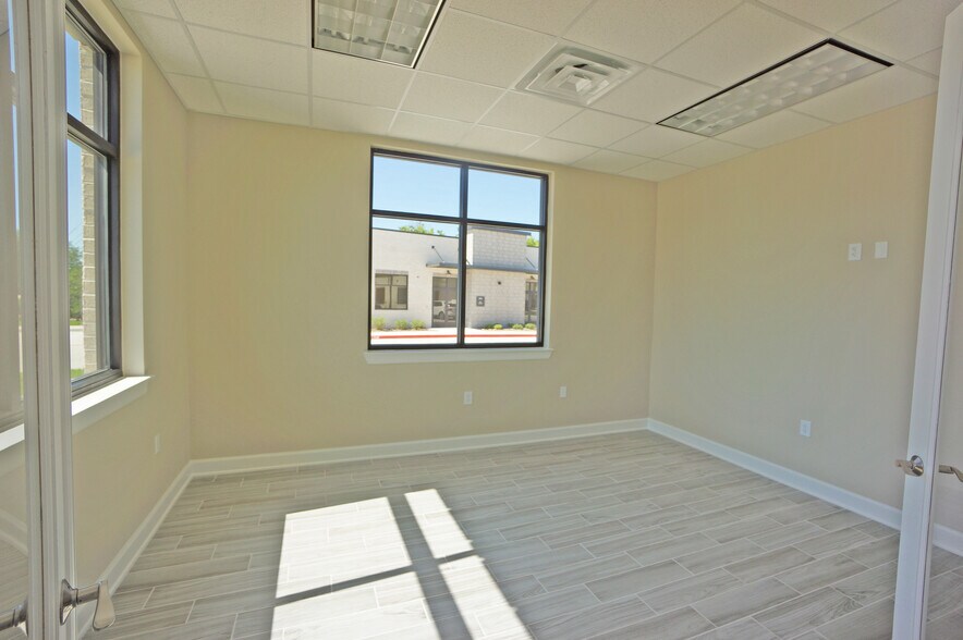 More Photos Of 202 Industrial Blvd, Sugar Land Loft Creative Space For Lease
