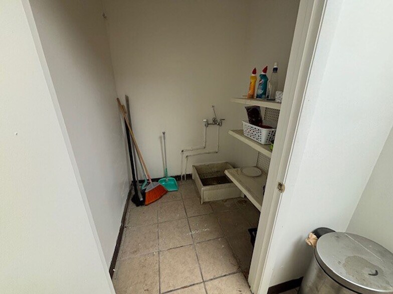 More Photos Of 1601-1613 Portage St, Kalamazoo Storefront Retail Office For Lease