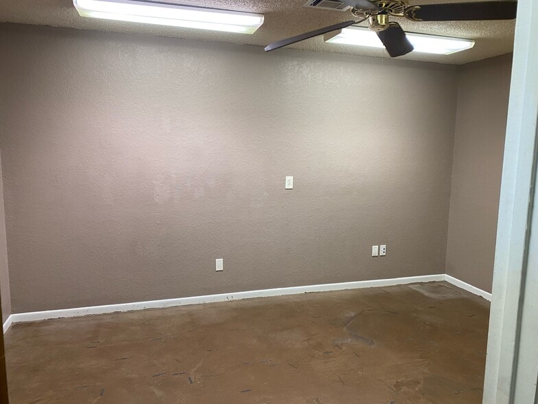 More Photos Of 430 Towne Oaks Dr, Waco Showroom For Sale