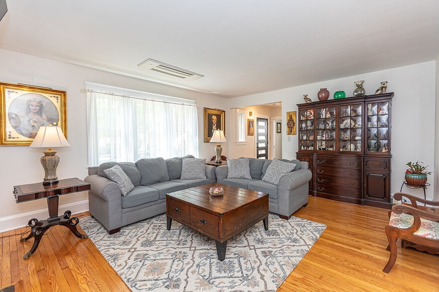 More Photos Of 404 Allegheny Ave, Towson Office For Sale