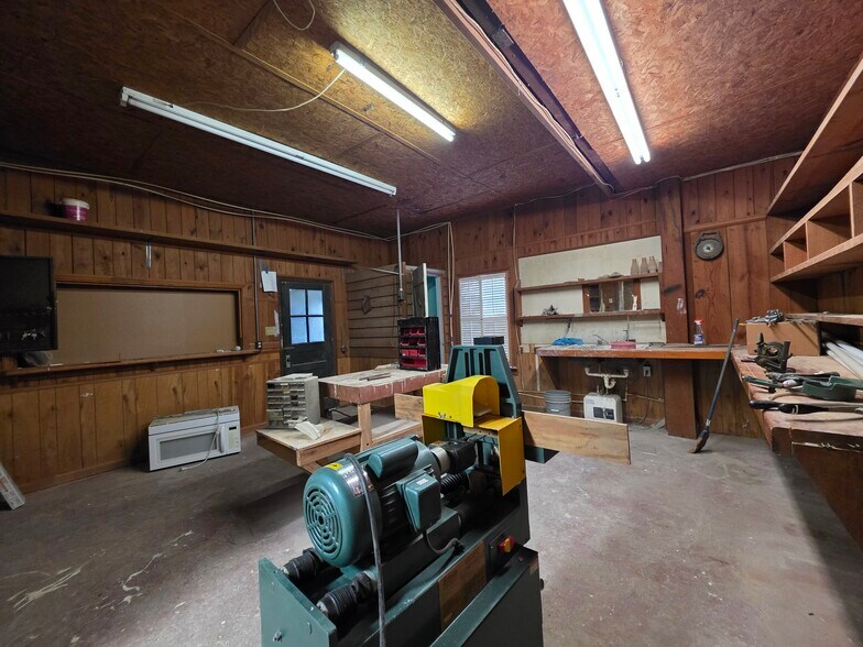 More Photos Of 2034 W 5th St, Washington Showroom For Sale