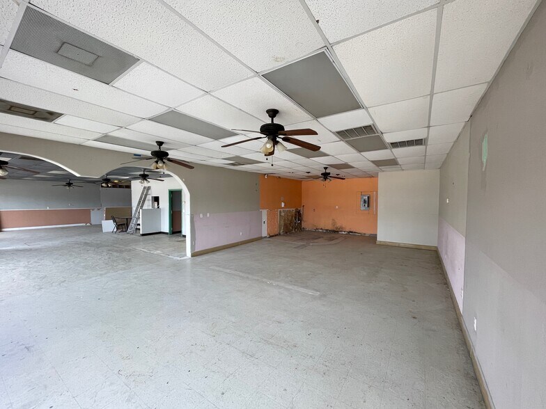 More Photos Of 701 E Main St, Tomball Storefront For Lease