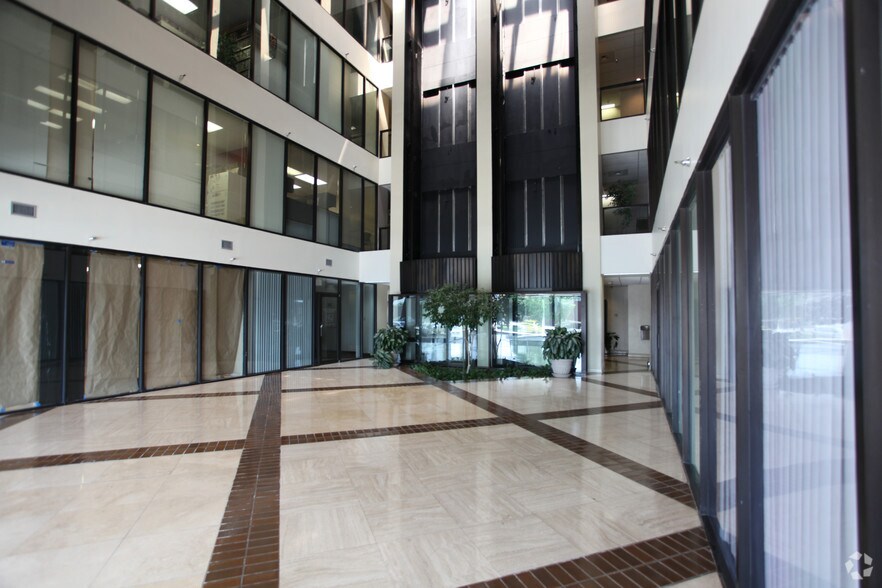 More Photos Of 2439 manhattan Blvd, Harvey Office For Lease