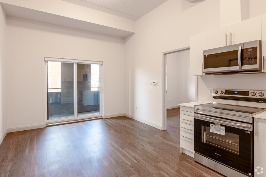 More Photos Of 16 Queen St W, Cambridge Apartments For Lease