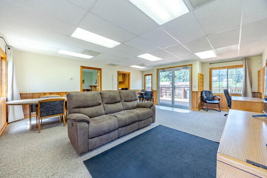 More Photos Of 45632 McKenzie Hwy, Vida Flex For Sale
