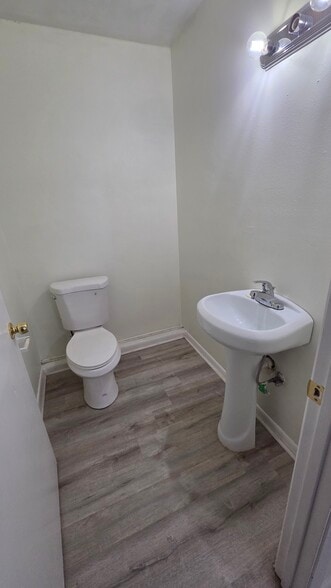 More Photos Of 466 E Miracle Strip Pky, Mary Esther Office For Sale