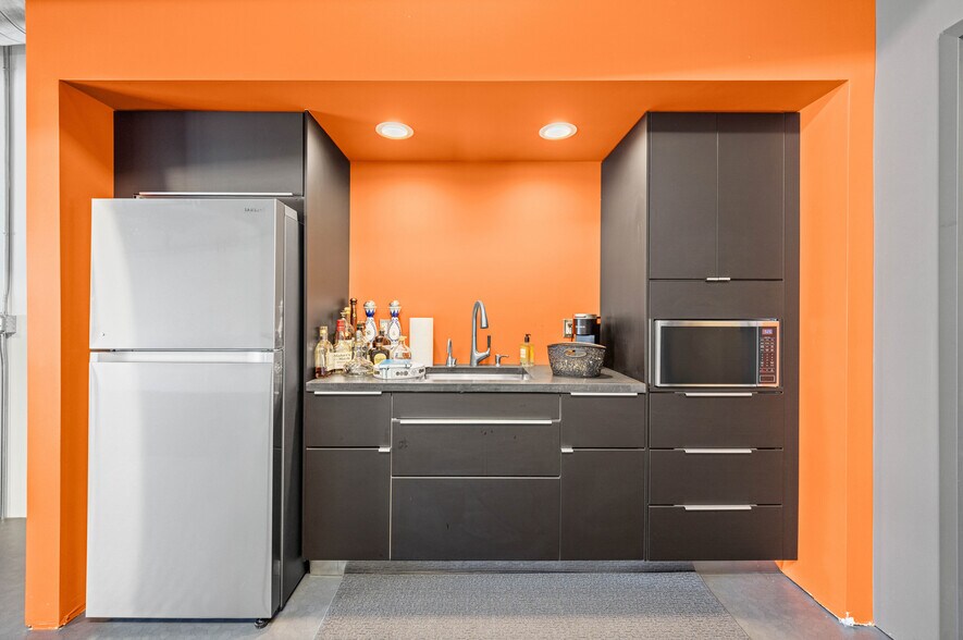 More Photos Of 123 Pit Ln, Pontiac Parking Garage For Sale