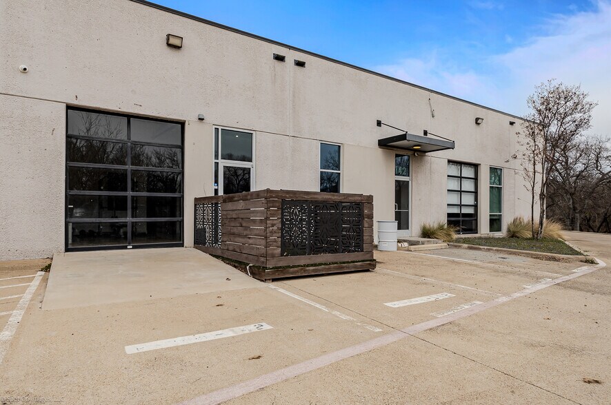 More Photos Of 1380 River Bend Dr, Dallas Office For Sale