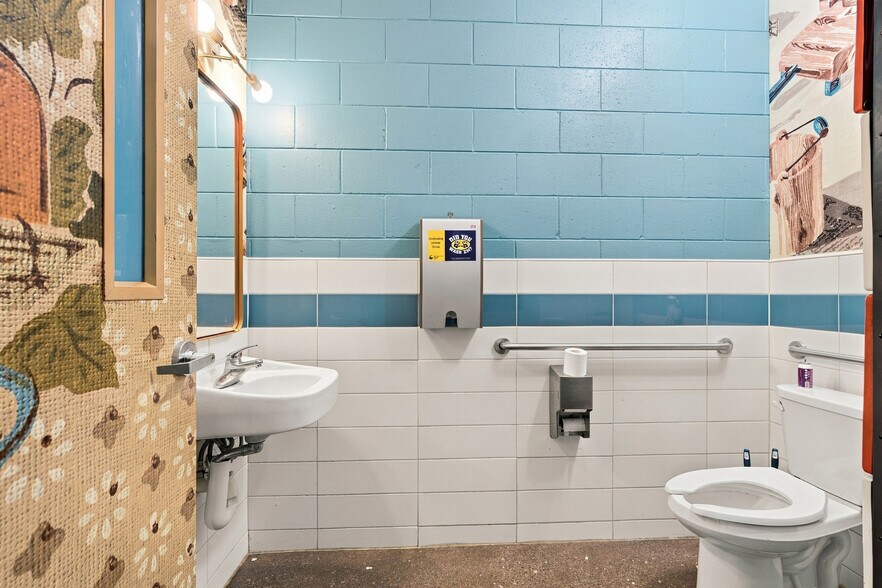 More Photos Of 1018 Poyntz Ave, Manhattan Flex For Sale