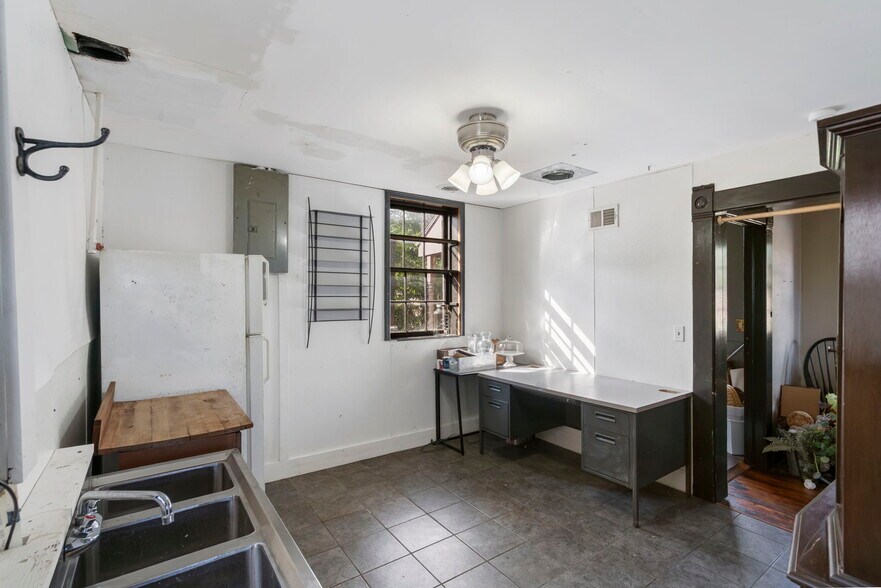 More Photos Of 901 Franklin Ave, Lexington General Retail For Sale