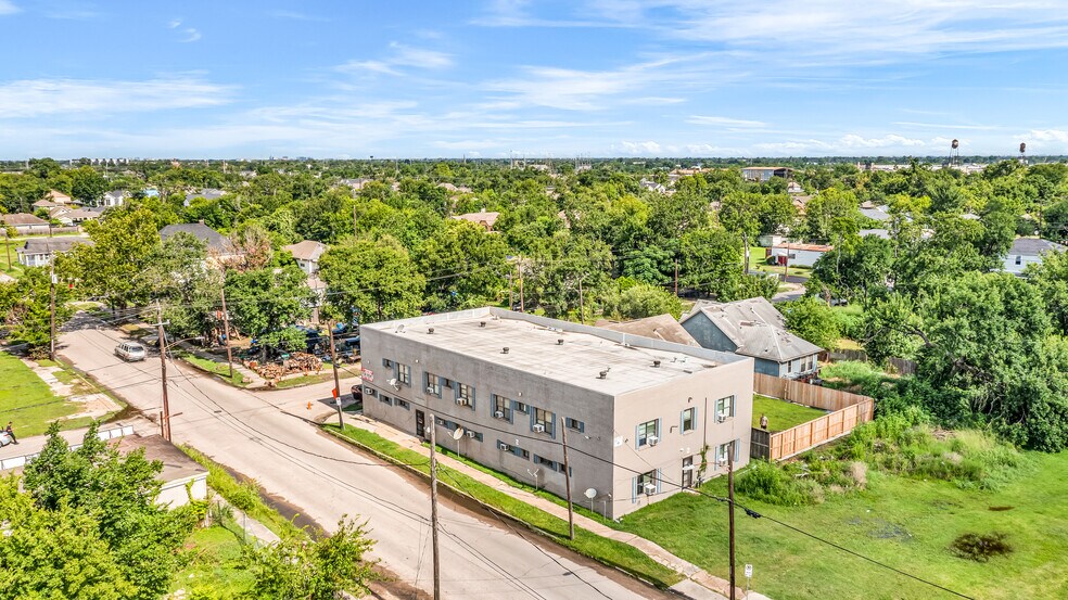 Primary Photo Of 2705 Lorraine St, Houston Apartments For Sale