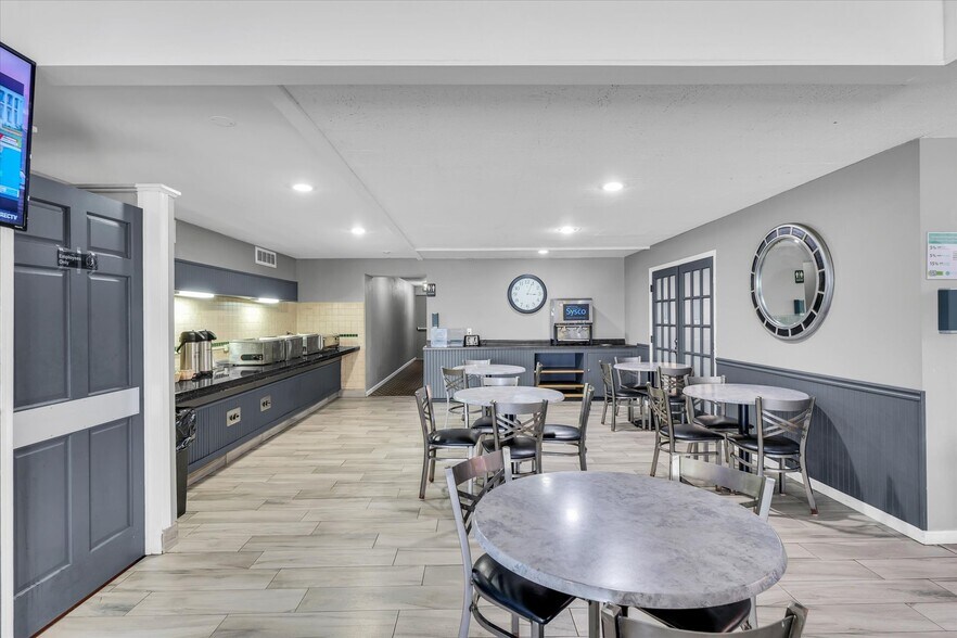 More Photos Of 1907 N Cunningham Ave, Urbana Hotel For Sale