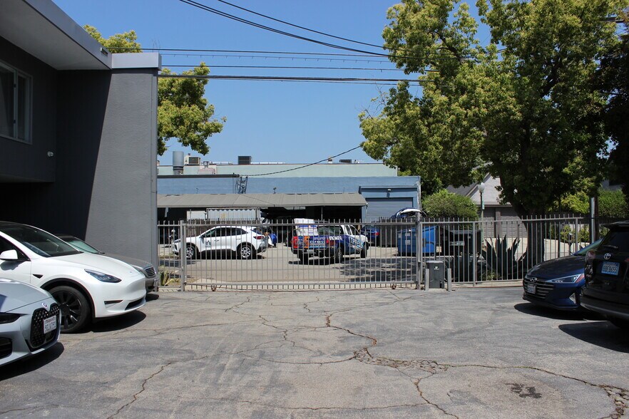 More Photos Of 2300 Westwood Blvd, Los Angeles Office For Lease
