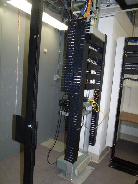 More Photos Of 411 Holmes St, Frankfort Light Distribution For Sale