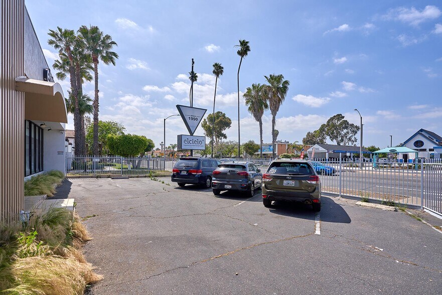 More Photos Of 2220 W Lincoln Ave, Anaheim Freestanding For Sale