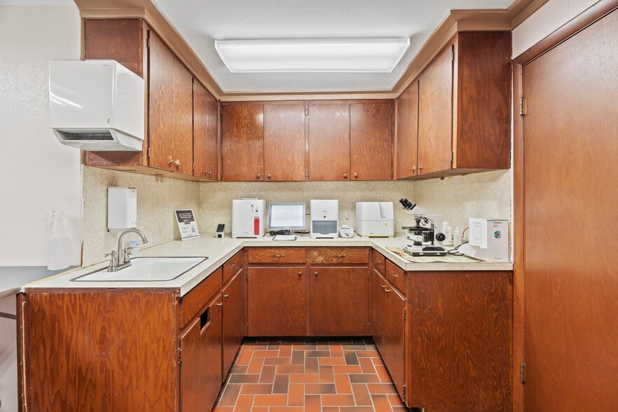 More Photos Of 1404 S B St, Henryetta Veterinarian Kennel For Sale