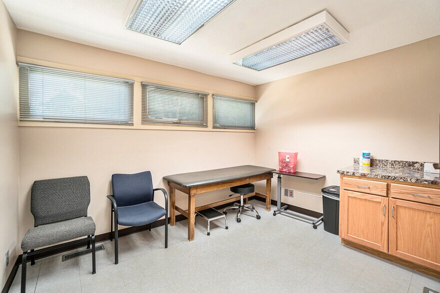 More Photos Of 2 Holly Ln, Paola Medical For Sale