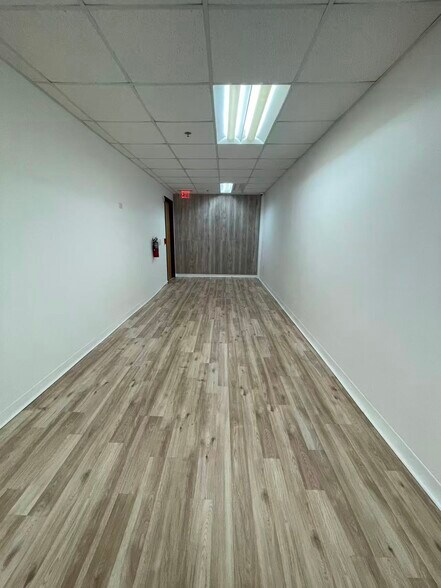 More Photos Of 7075 Kingspointe Pky, Orlando Showroom For Lease