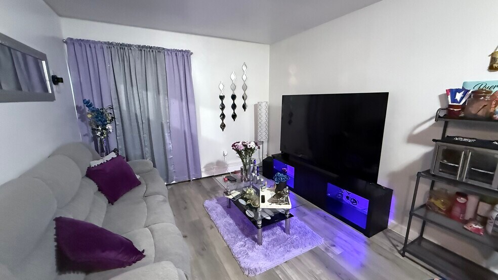 More Photos Of 1940-1990 Wisconsin SW, Huron Apartments For Sale