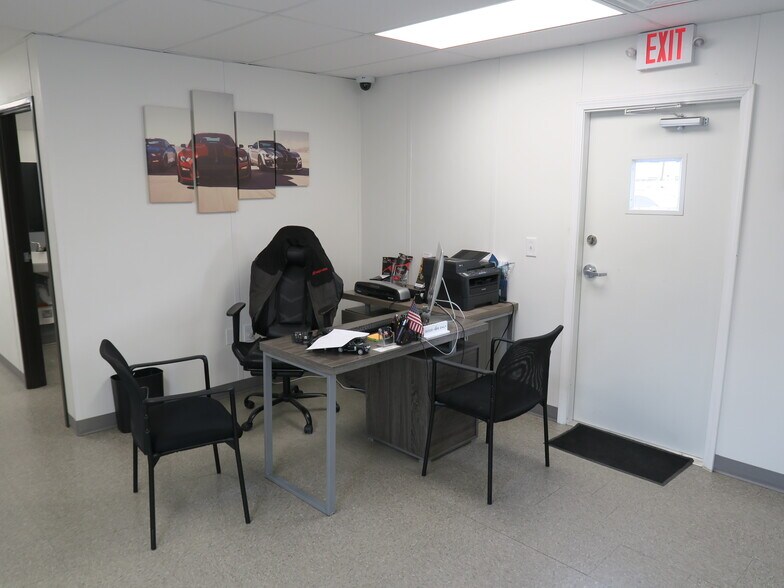 More Photos Of 6011 Skyline Dr, Houston Auto Dealership For Lease