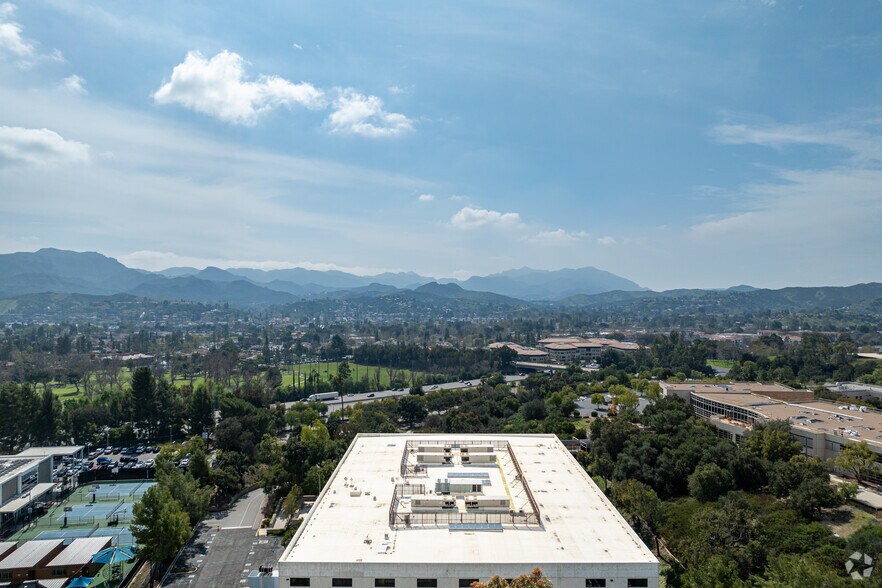 More Photos Of 4553 La Tienda Rd, Westlake Village Light Manufacturing For Sale