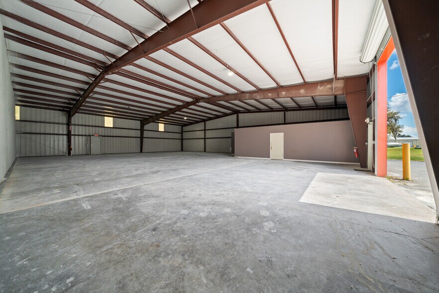 More Photos Of 3073 NE 37th Pl, Wildwood Warehouse For Lease