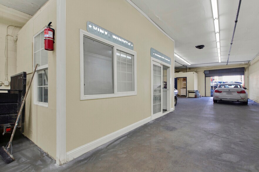 More Photos Of 4821 University Ave, San Diego Auto Repair For Lease