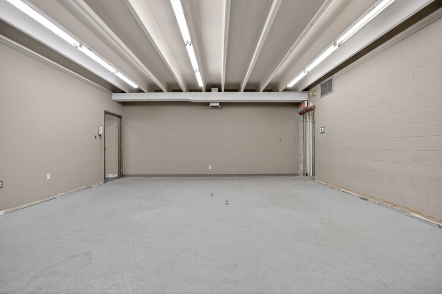 More Photos Of 812 Dundas St, London Freestanding For Sale