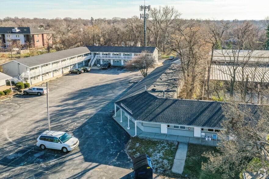 Primary Photo Of 6500 Hickman Rd, Windsor Heights Hotel For Sale