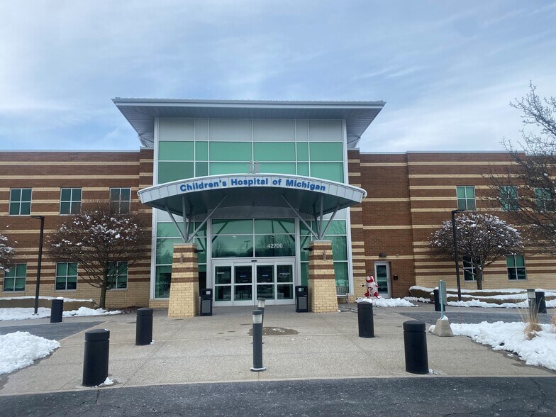More Photos Of 42700 Garfield Rd, Clinton Township Medical For Lease