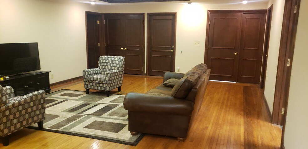 More Photos Of 200 N Main St, Hutchinson Office For Lease