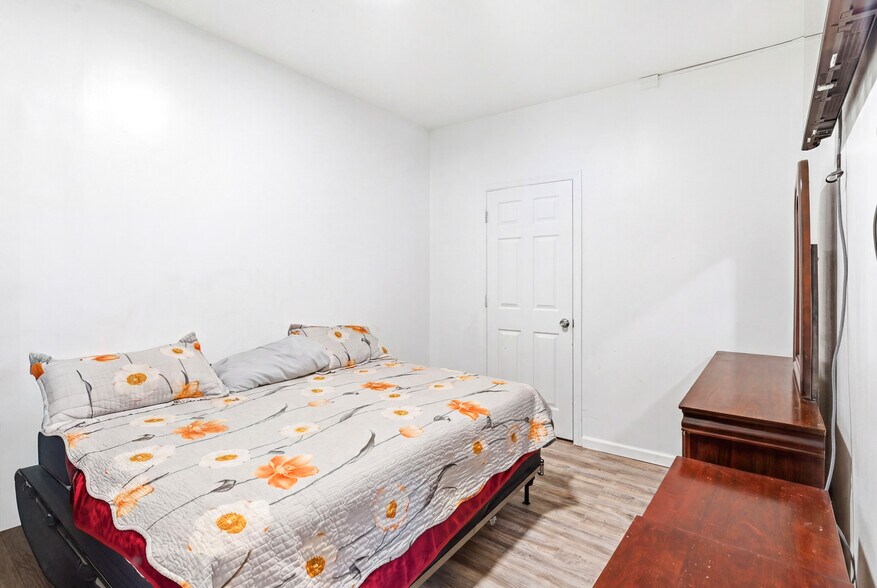 More Photos Of 204 Parkhurst St, Newark Apartments For Sale