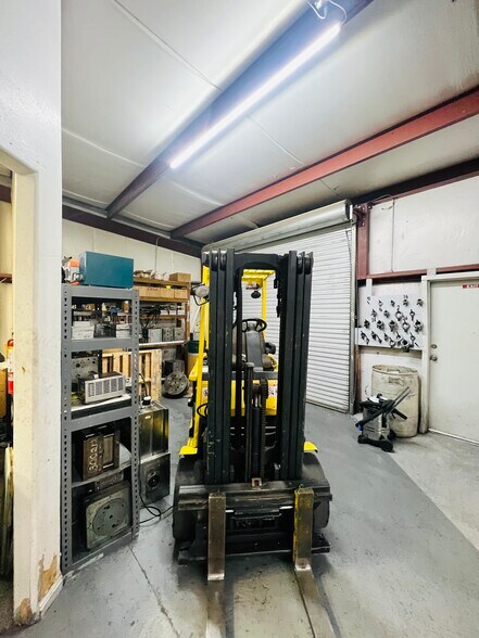 More Photos Of 590 N Main St, Leeds Manufacturing For Sale