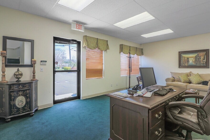 More Photos Of 8-10 Byington Pl, Norwalk Medical For Lease