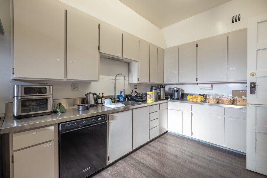 More Photos Of 628 Royer St, Roseville Schools For Lease