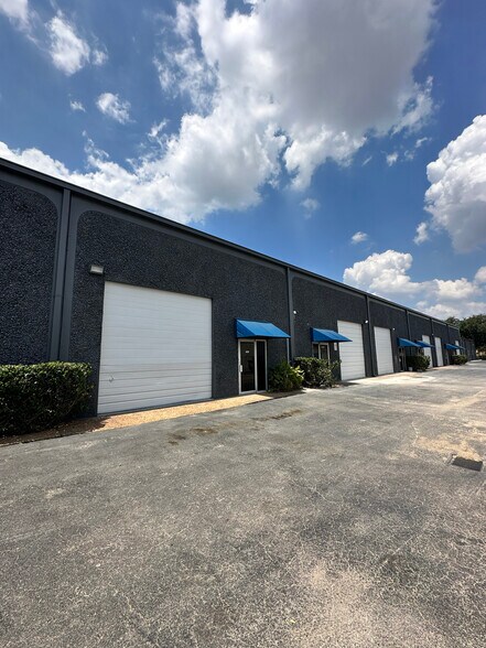 More Photos Of 6315-6331 Skyline Dr, Houston Distribution For Lease