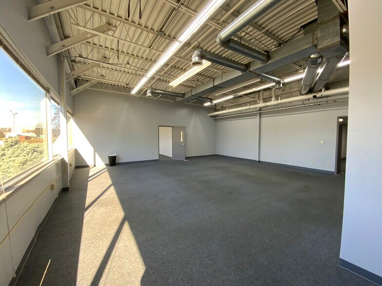 More Photos Of 3821 Industrial Blvd, Indianapolis Light Distribution For Sale