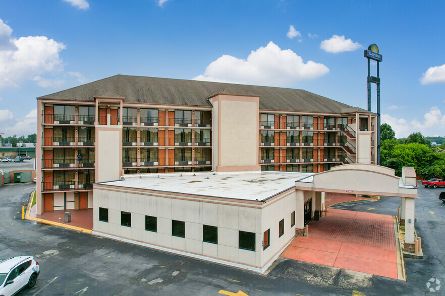 Primary Photo Of 3452 Macon Rd, Columbus Hotel For Sale